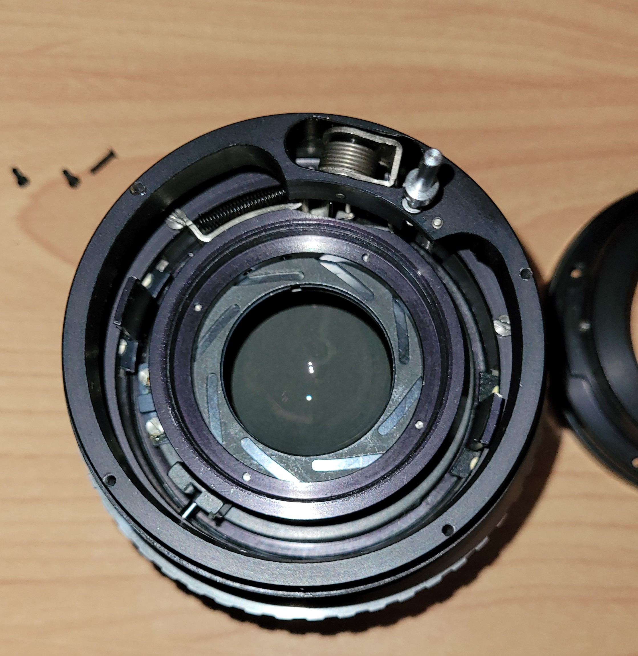 Aperture partially responding to lever before it locked