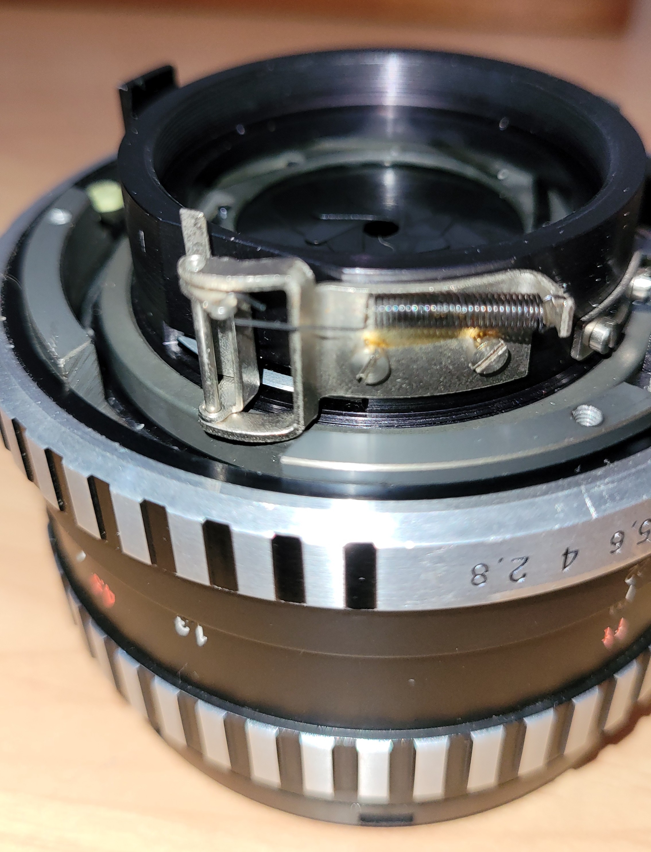 Blades opening but hesitating to close, early sign of re-binding lubricant