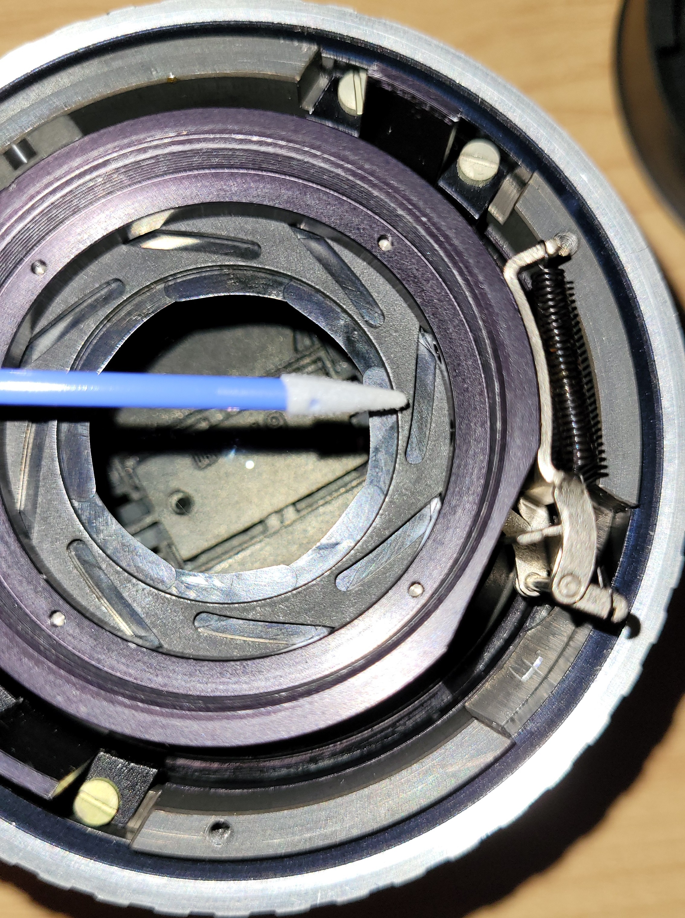 Identified pivot slit location requiring targeted IPA micro-cleaning