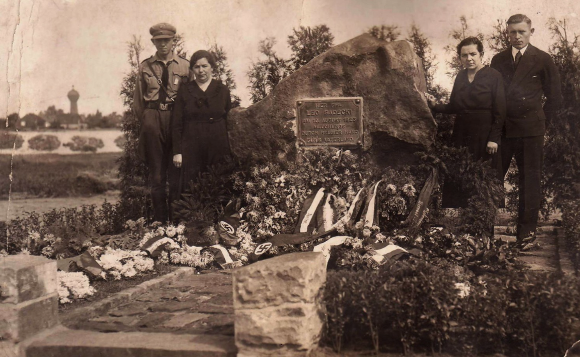 Sadecki-Denkmal bei der Einweihung